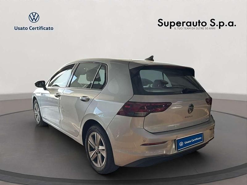 Usata VW Golf VIII Life 131 CV (96 kW) 2022 Grigio Utilitaria