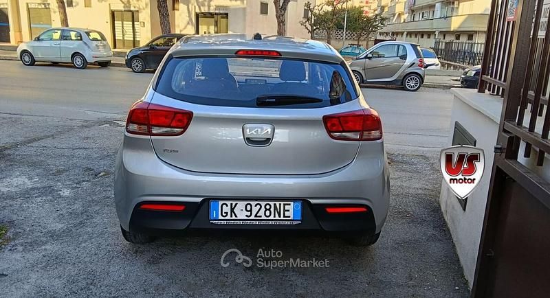 Usata Kia Rio Urban 82 CV (60 kW) 2022 Argento Berlina