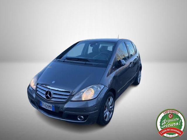 Grigio Usata 2010 Mercedes A160 Avantgarde Tre volumi | 2900 € (Buon prezzo) - Immagine 1/4