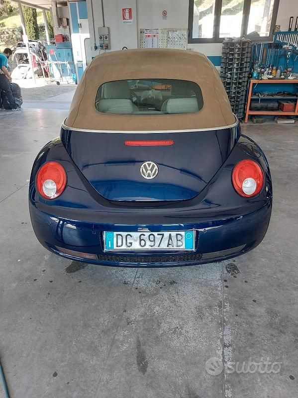 Usata VW New Beetle 105 CV (77 kW) 2006 Blu Utilitaria