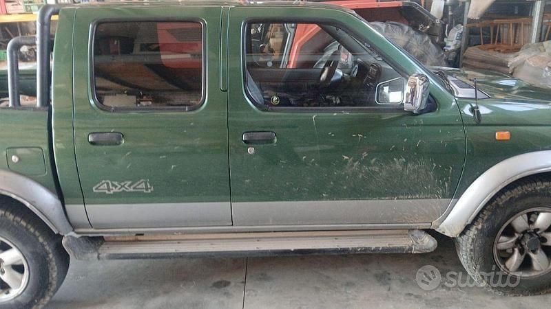 Usata Nissan Navara 103 CV (75 kW) 2001 Verde Pick-up