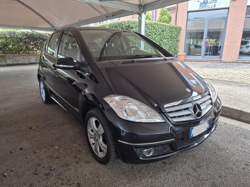 Beige Usata 2011 Mercedes A180 Premium Tre volumi | 5190 € (Buon prezzo) - Immagine 1/4