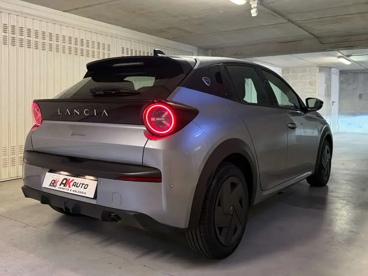 Nuova Lancia Ypsilon 101 CV (74 kW) 2026 Argento Utilitaria