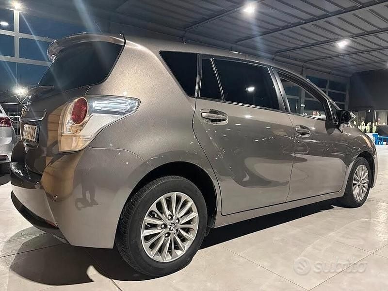 Usata Toyota Verso 111 CV (81 kW) 2016 Grigio Monovolume