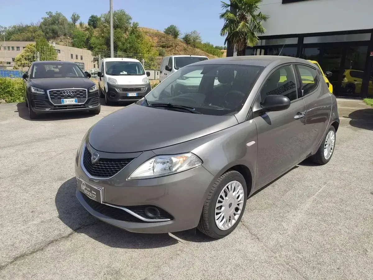 Usata Lancia Ypsilon Silver 69 CV (50 kW) 2016 Grigio Utilitaria