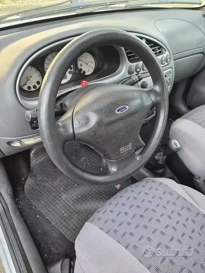 Usata Ford Fiesta 75 CV (55 kW) 2000 Grigio Utilitaria