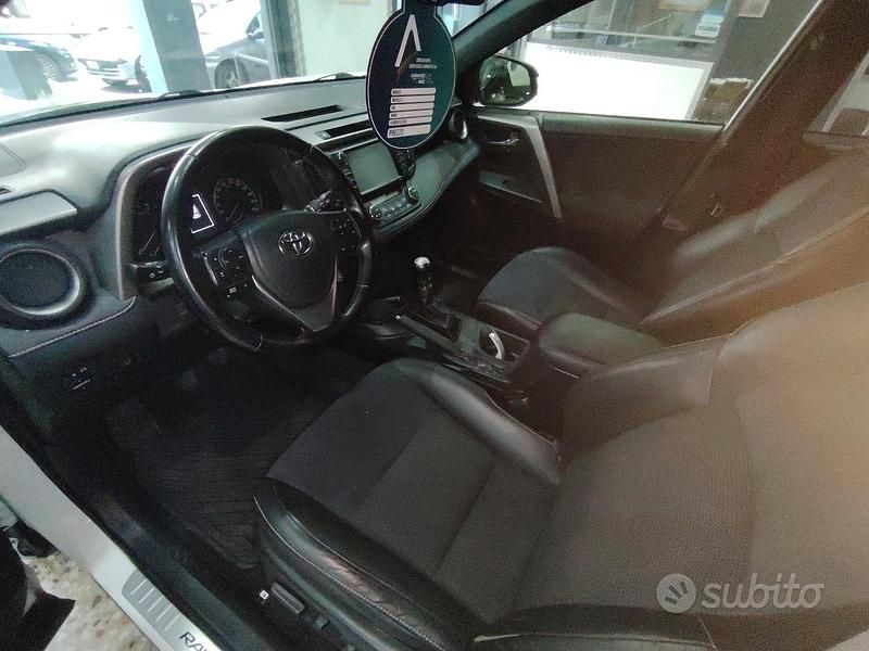 Usata Toyota RAV4 Lounge 143 CV (105 kW) 2017 Bianco SUV
