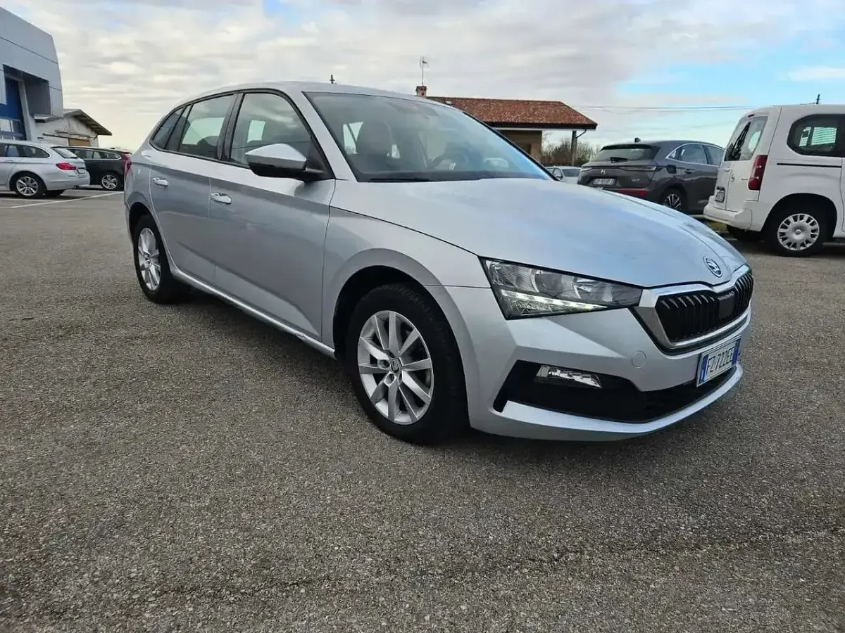 Begagnad Skoda Scala Ambition 116 HK (85 kW) 2020 Silver Halvkombi
