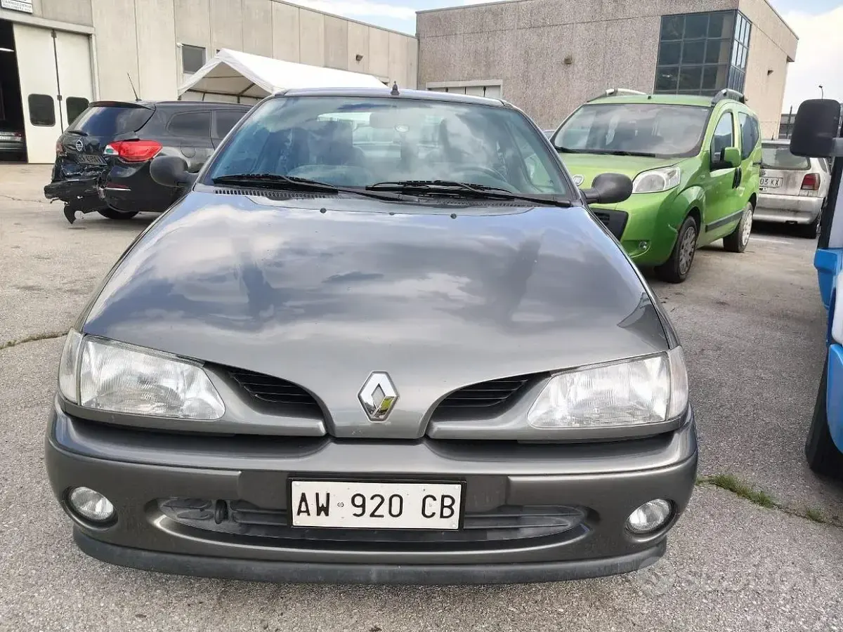 Usata Renault Mégane Coupé R.S. 90 CV (66 kW) 1998 Grigio Coupé