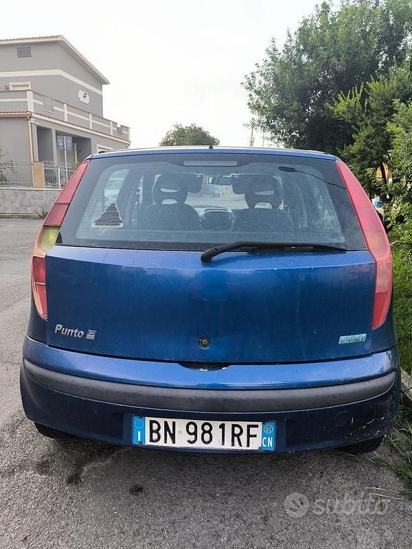 Usata Fiat Punto 80 CV (58 kW) 2001 Blu Utilitaria