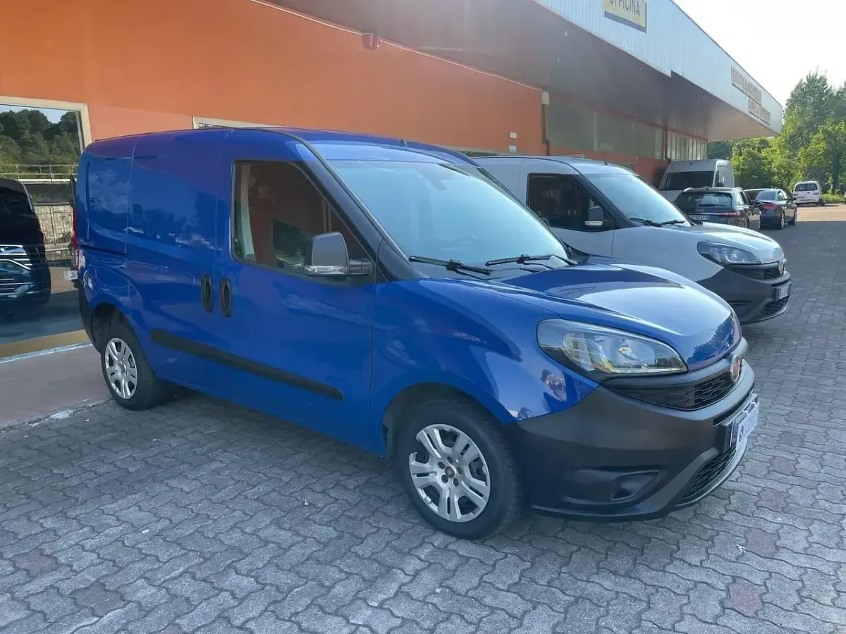 Usata Fiat Doblò Lounge 105 CV (77 kW) 2022 Blu Monovolume
