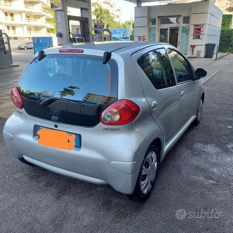 Usata Toyota Aygo 67 CV (49 kW) 2007 Grigio Utilitaria