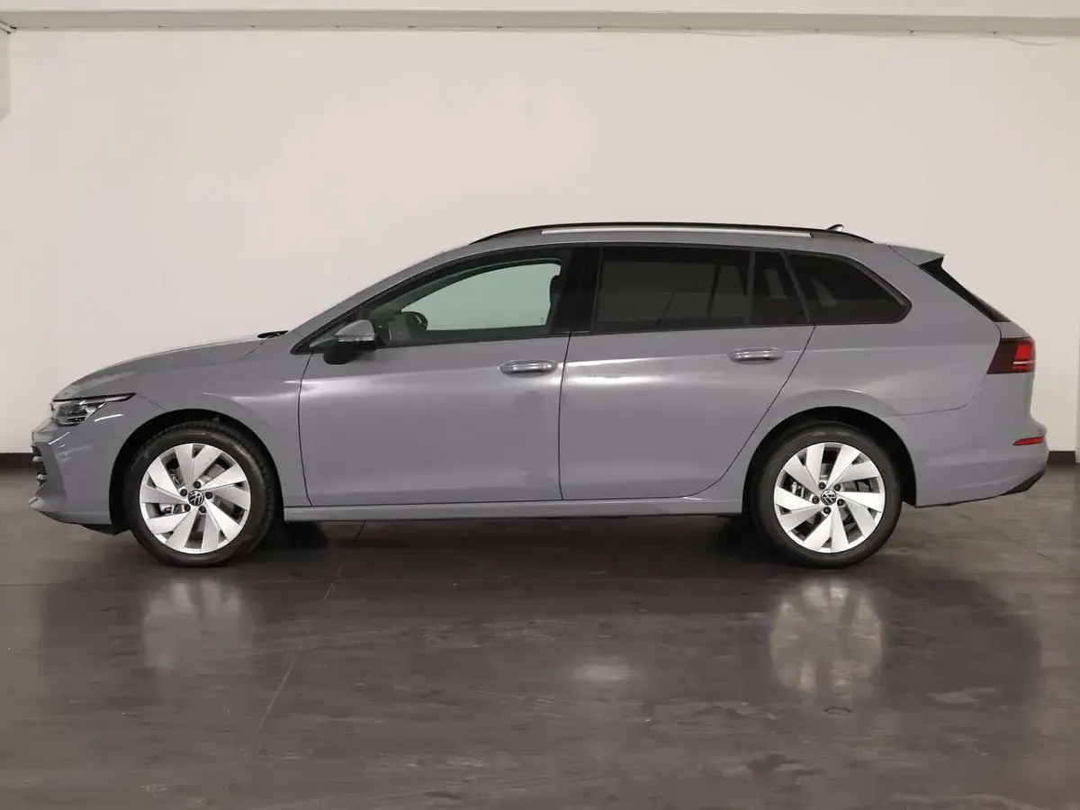 Usata VW Golf VIII Life 150 CV (110 kW) 2024 Moonstone grey Station wagon