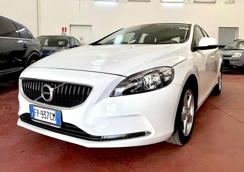 Usata Volvo V40 Momentum 120 CV (88 kW) 2018 Bianco Berlina