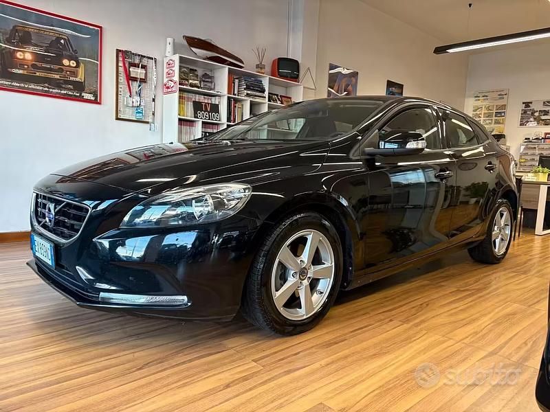 Usata Volvo V40 Momentum 115 CV (84 kW) 2014 Nero Berlina