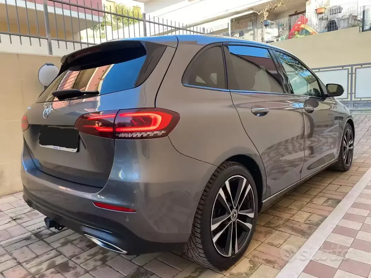Usata Mercedes B180 Premium Plus 116 CV (85 kW) 2021 Grigio Utilitaria