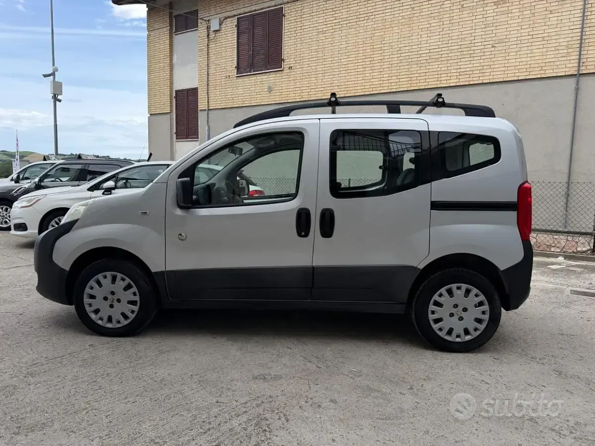 Begagnad Peugeot Bipper Outdoor 68 HK (50 kW) 2011 Grå Minibuss