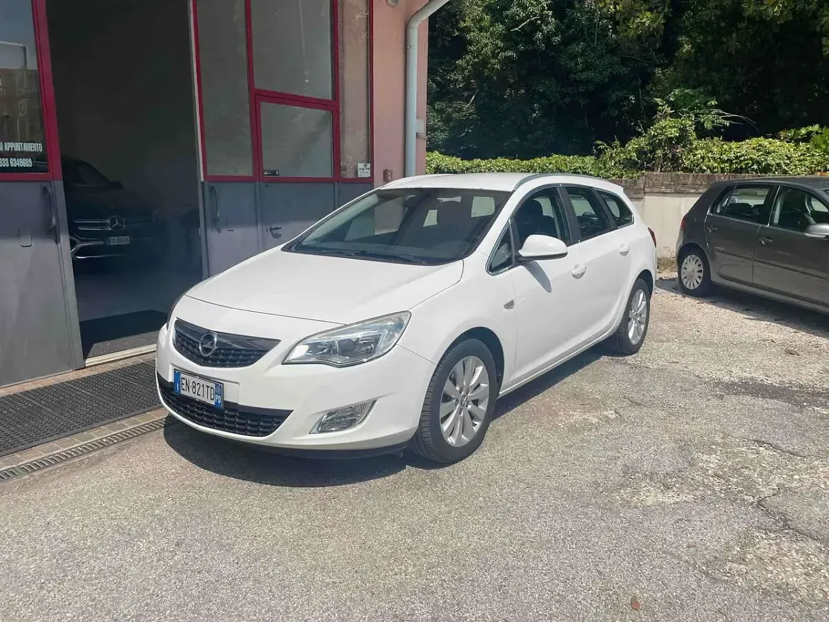 Usata Opel Astra Cosmo 110 CV (80 kW) 2012 Bianco Station wagon