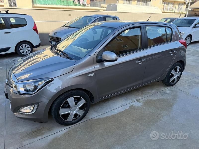 Usata Hyundai i20 Classic 86 CV (63 kW) 2013 Marrone Berlina