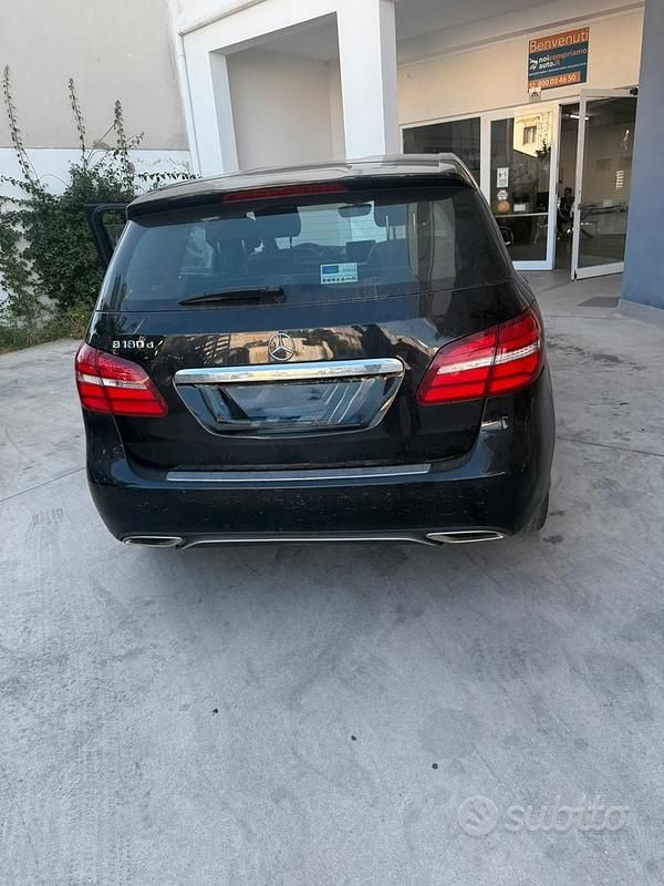 Usata Mercedes B180 109 CV (80 kW) 2018 Nero Monovolume