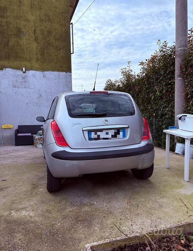 Begagnad Lancia Ypsilon 70 HK (51 kW) 2005 Grå Halvkombi