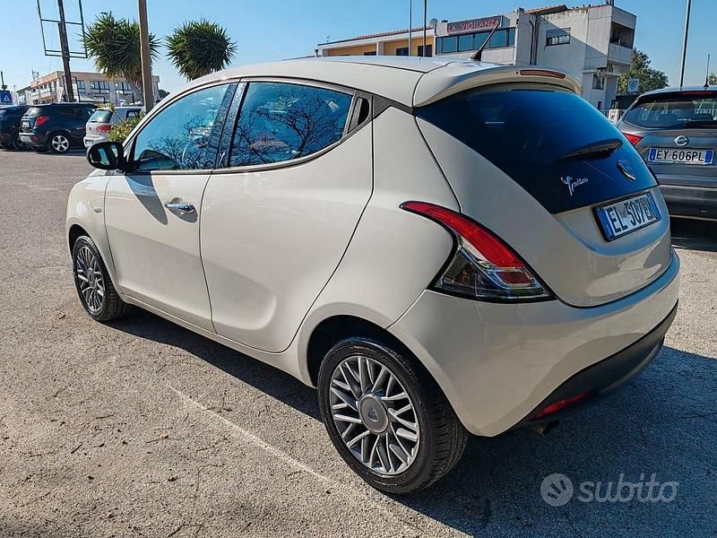 Begagnad Lancia Ypsilon 2012 Vit Halvkombi