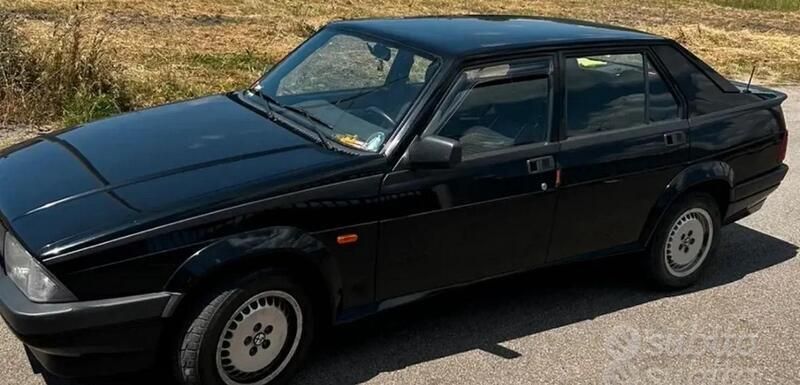 Usata Alfa Romeo 75 148 CV (108 kW) 1990 Nero Berlina