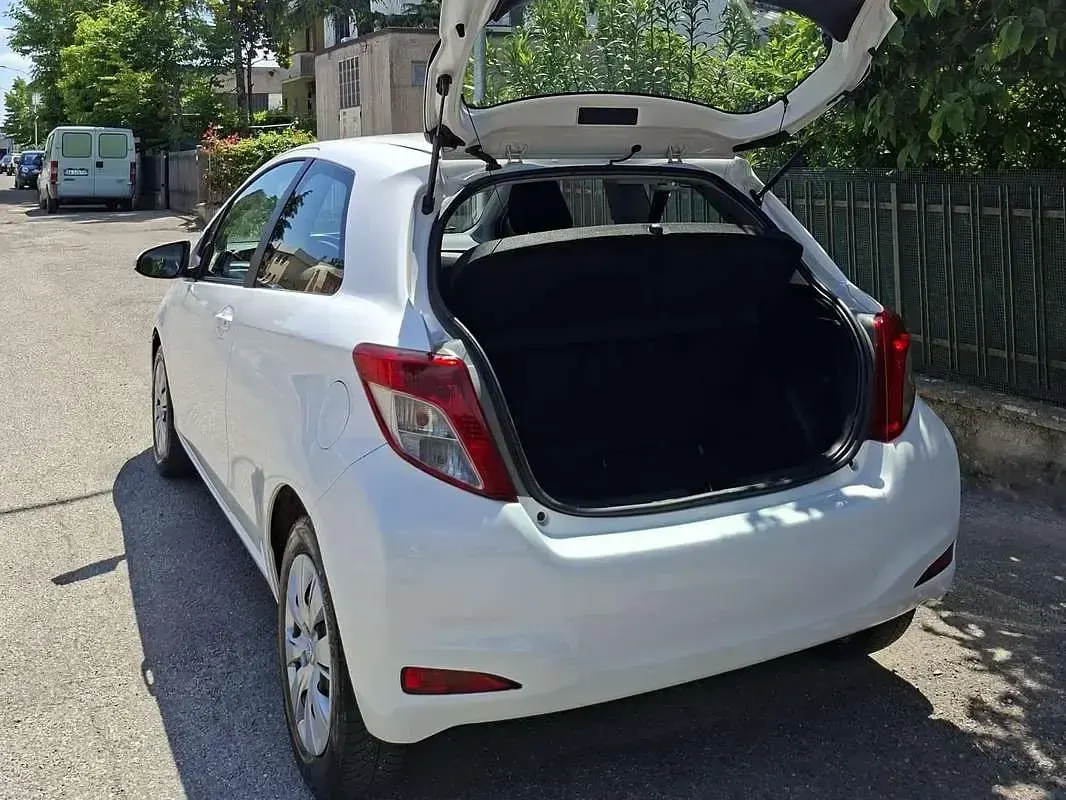 Usata Toyota Yaris Active 69 CV (50 kW) 2013 Bianco Utilitaria