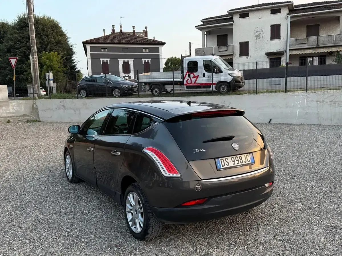 Usata Lancia Delta 120 CV (88 kW) 2008 Grigio Utilitaria