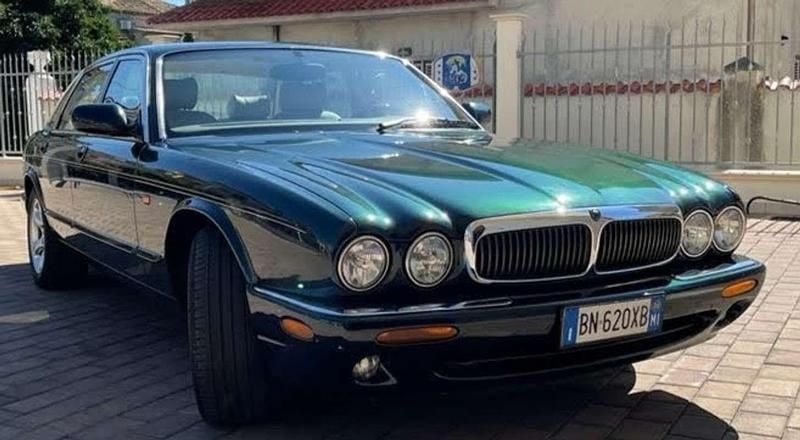Usata Jaguar XJ8 237 CV (174 kW) 2000 Verde Berlina