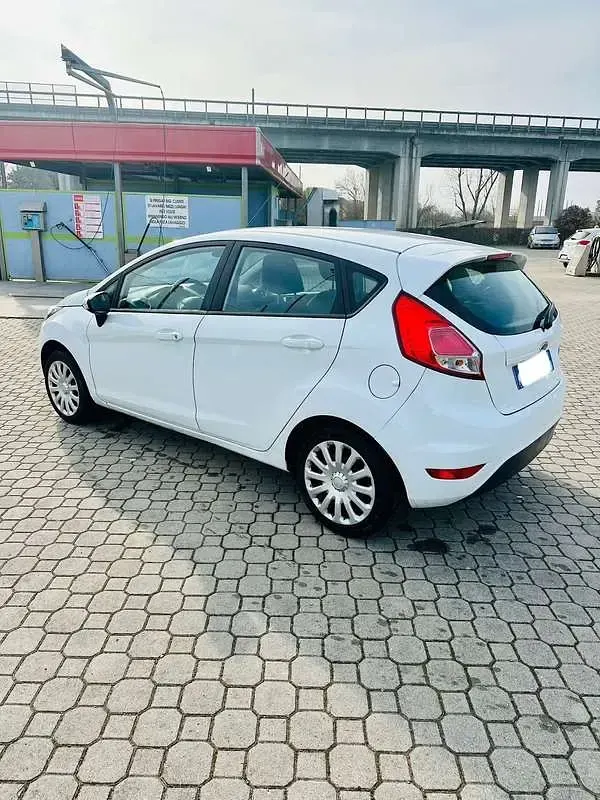 Usata Ford Fiesta Titanium 75 CV (55 kW) 2015 Bianco Utilitaria
