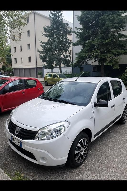 Usata Dacia Sandero Ambiance 75 CV (55 kW) 2009 Bianco Berlina