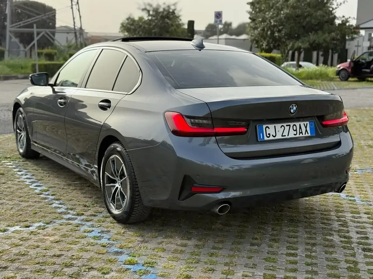 Usata BMW 318 Comfort Edition 149 CV (109 kW) 2022 Grigio Berlina