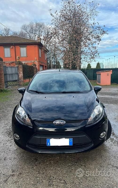 Usata Ford Fiesta 71 CV (52 kW) 2012 Nero Utilitaria