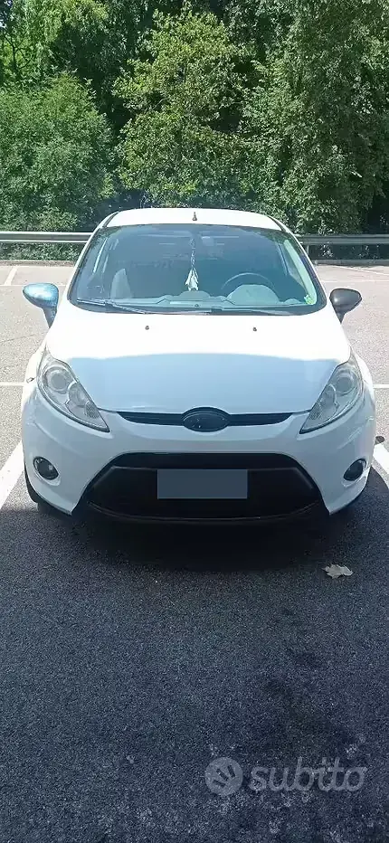 Usata Ford Fiesta 82 CV (60 kW) 2010 Bianco Berlina