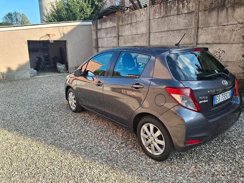 Grigio Usata 2013 Toyota Yaris Tre volumi | 5200 € - Immagine 1/4