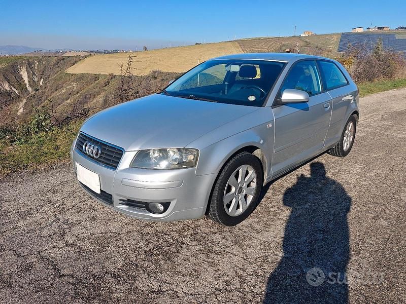 Grigio Usata 2004 Audi A3 Attraction Due volumi | 2499 € (Ottimo prezzo) - Immagine 1/4