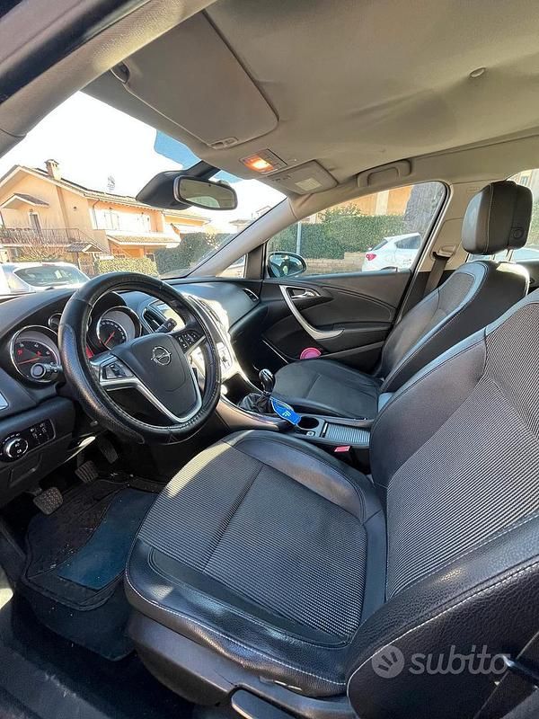 Usata Opel Astra 110 CV (80 kW) 2011 Nero Station wagon