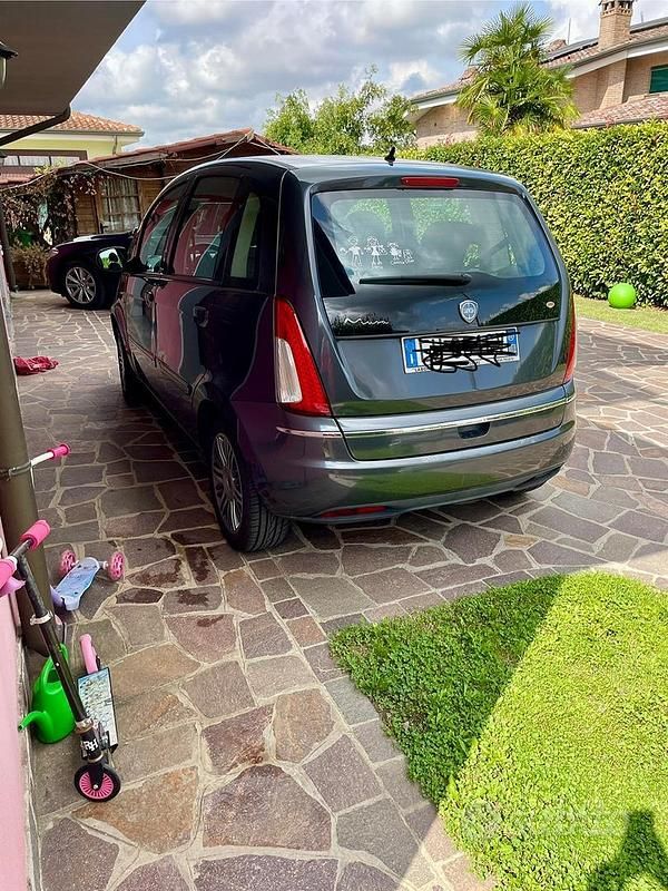 Usata Lancia Musa S 77 CV (56 kW) 2011 Grigio Monovolume