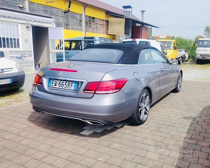 Usata Mercedes E220 170 CV (125 kW) 2014 Blu Cabrio