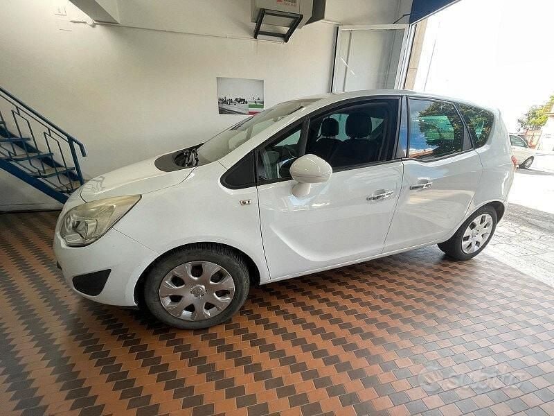 Usata Opel Meriva Cosmo 100 CV (73 kW) 2011 Bianco Monovolume