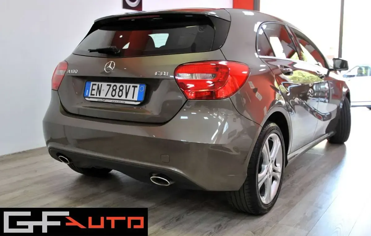 Usata Mercedes A180 109 CV (80 kW) 2013 Marrone Utilitaria