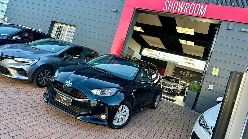Usata Toyota Yaris Hybrid Business Edition 92 CV (67 kW) 2021 Nero Berlina