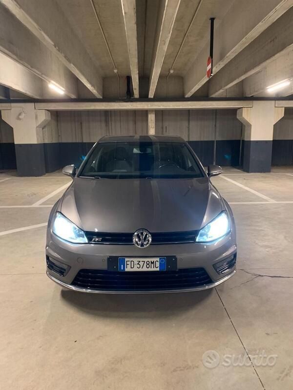 Grigio Usata 2016 VW Golf VII R-line Tre volumi | 13.900 € (Buon prezzo) - Immagine 1/4
