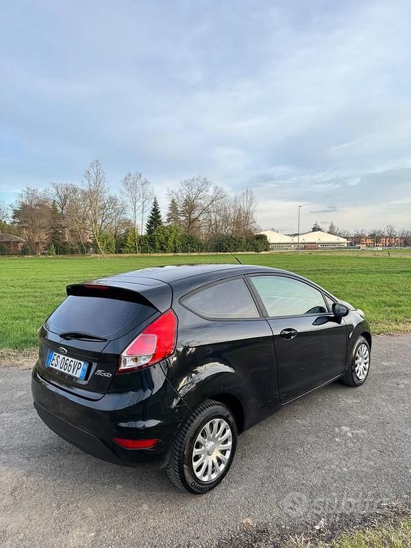 Usado Ford Fiesta 75 CV (55 kW) 2013 Negro Utilitario
