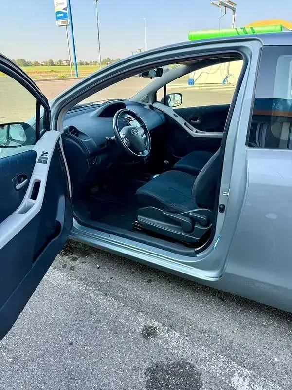 Usata Toyota Yaris Sol 90 CV (66 kW) 2006 Utilitaria
