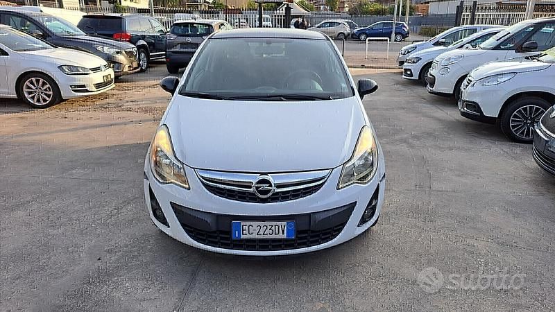 Bianco Usata 2011 Opel Corsa Tre volumi | 3690 € (Buon prezzo) - Immagine 1/4