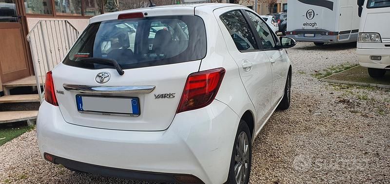 Usata Toyota Yaris Lounge 69 CV (50 kW) 2017 Bianco Berlina