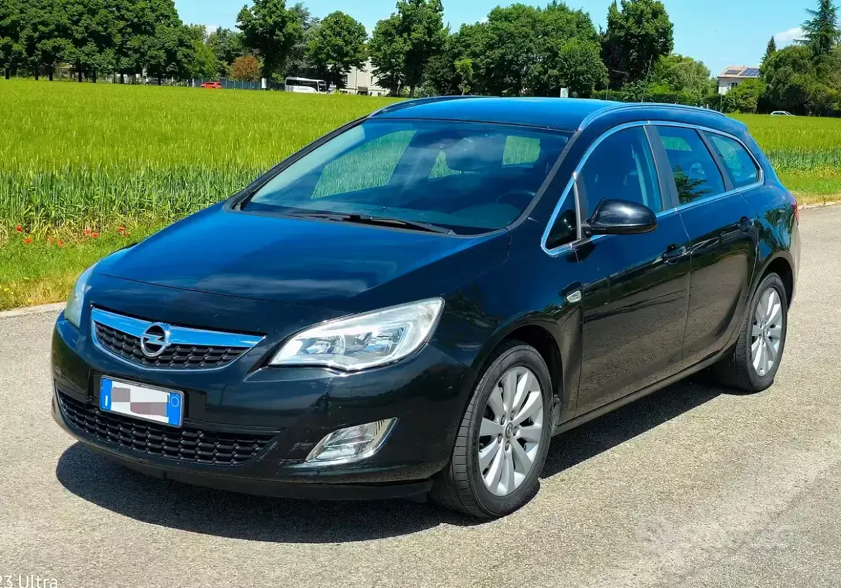 Usata Opel Astra 110 CV (80 kW) 2012 Nero Station wagon