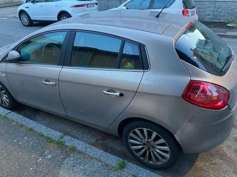 Usata Fiat Bravo 105 CV (77 kW) 2011 Bronzo Utilitaria